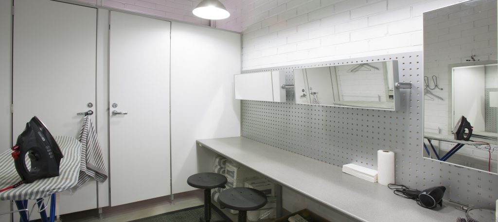 studion vuokraus tampere, kuva meikki- ja rekvisiittahuoneesta